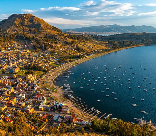 Paysage urbain de la ville de Copacabana et du lac Titicaca au coucher du soleil, en Bolivie