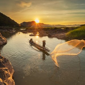 Pecheurs sur le fleuve du Mekong, Laos