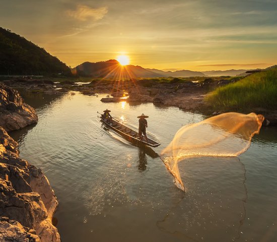 Pecheurs sur le fleuve du Mekong, Laos