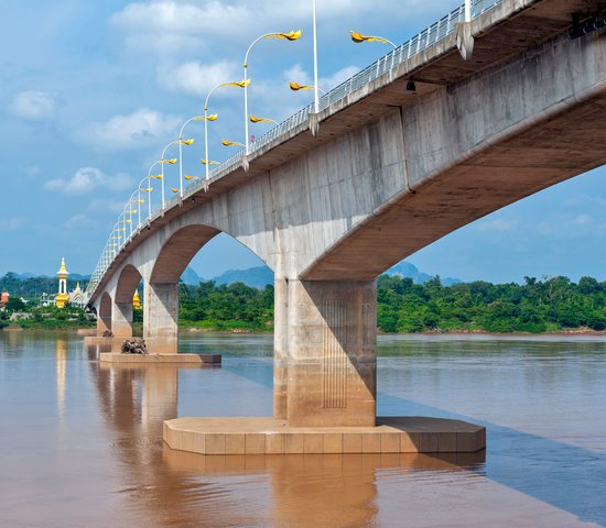 Pont de l'amitié entre la Thaïlande et le Laos sur le fleuve Mékong reliant la province de Nakhon Phanom en Thaïlande à Thakhek, province de Khammouane au Laos