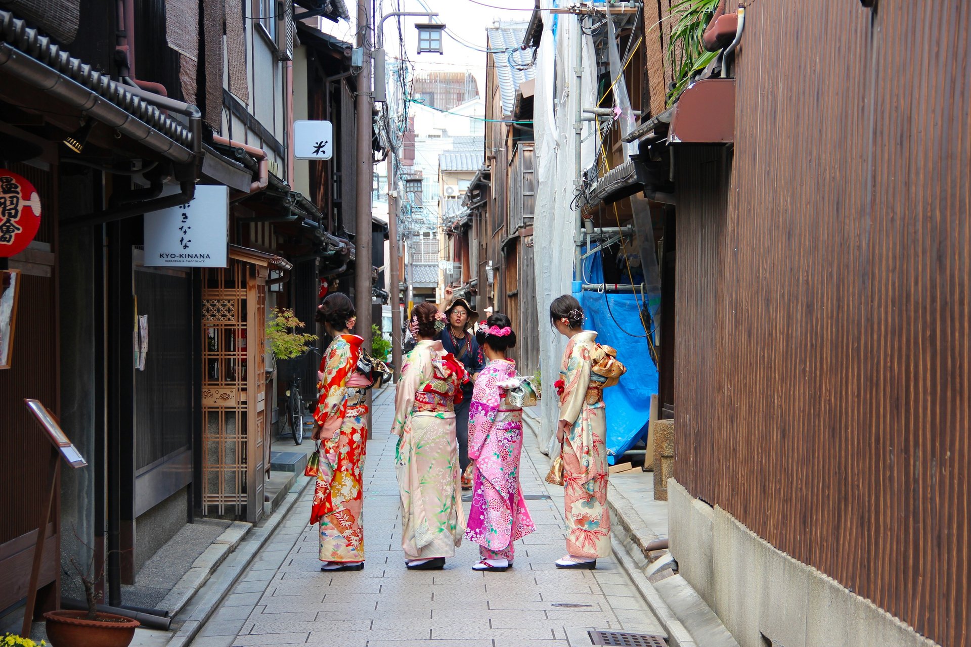 Quatre femmes portant des costumes de geisha tokoy japon