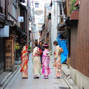 Quatre femmes portant des costumes de geisha tokoy japon