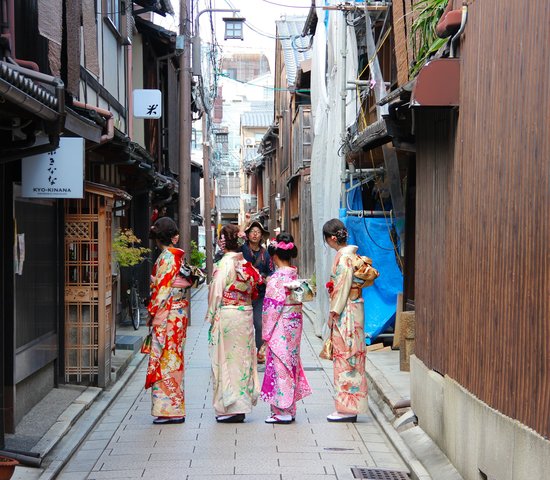 Quatre femmes portant des costumes de geisha tokoy japon
