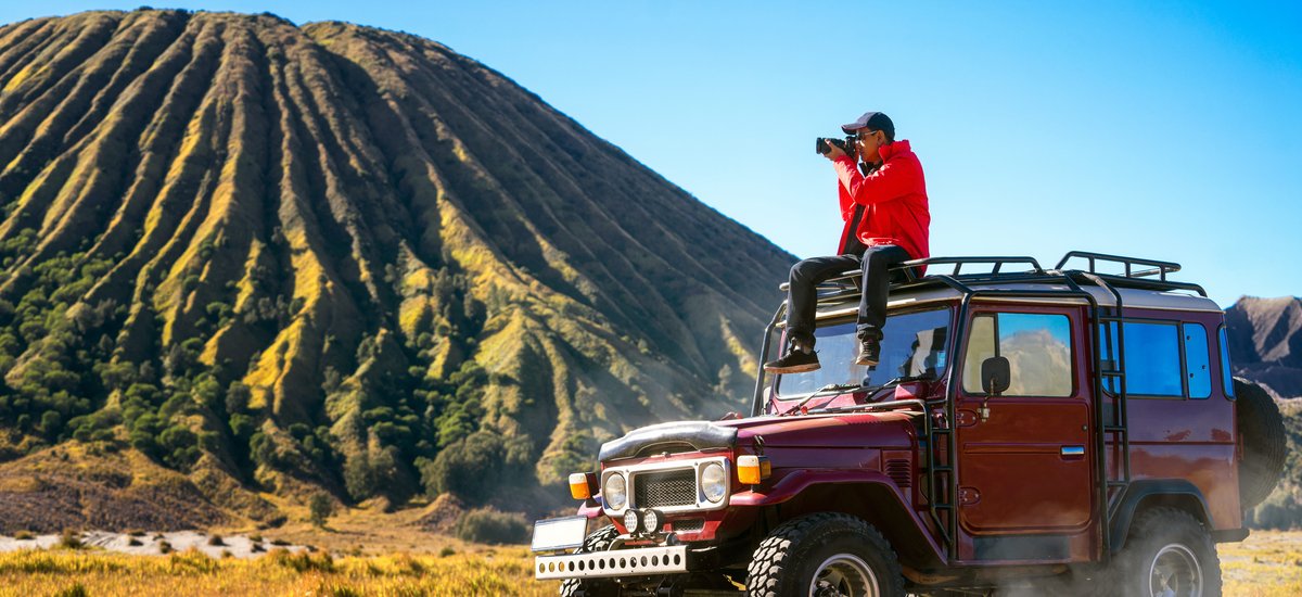 Roadtrip en Indonésie, homme photographant la montagne Bromo, île de Java, Indonésie
