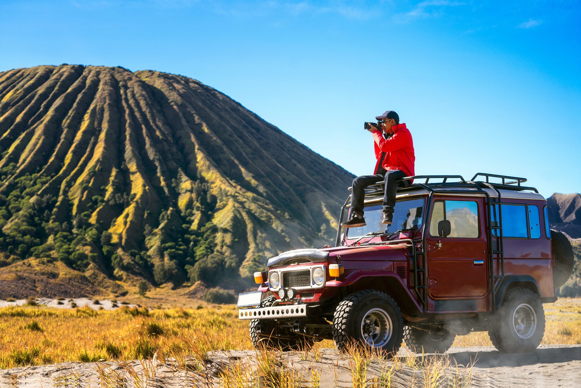 Roadtrip en Indonésie, homme photographant la montagne Bromo, île de Java, Indonésie