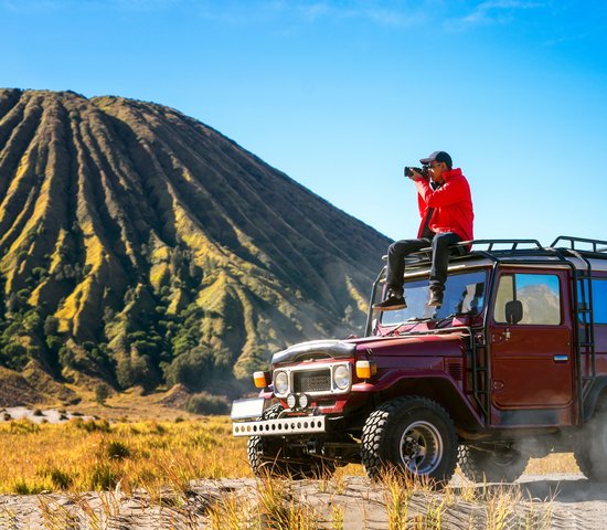 Roadtrip en Indonésie, homme photographant la montagne Bromo, île de Java, Indonésie