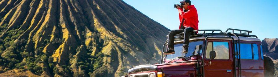 Roadtrip en Indonésie, homme photographant la montagne Bromo, île de Java, Indonésie