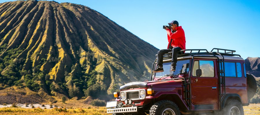 Roadtrip en Indonésie, homme photographant la montagne Bromo, île de Java, Indonésie