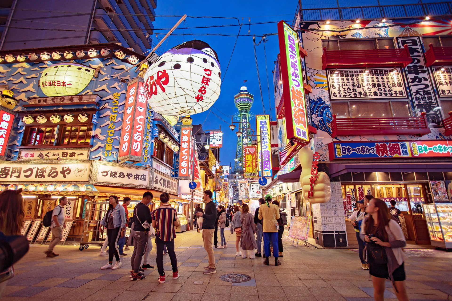 Rue bondée dans Osaka au Japon