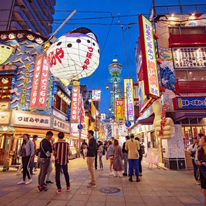 Rue bondée dans Osaka au Japon