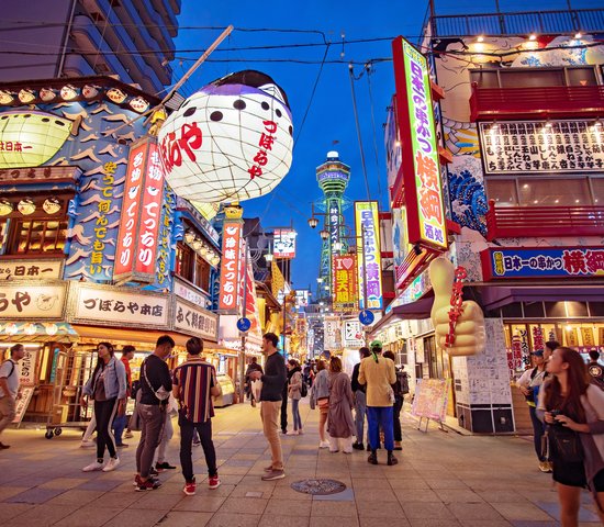 Rue bondée dans Osaka au Japon