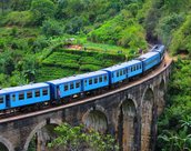 Train Nine Arch Bridge Road au Sri Lanka