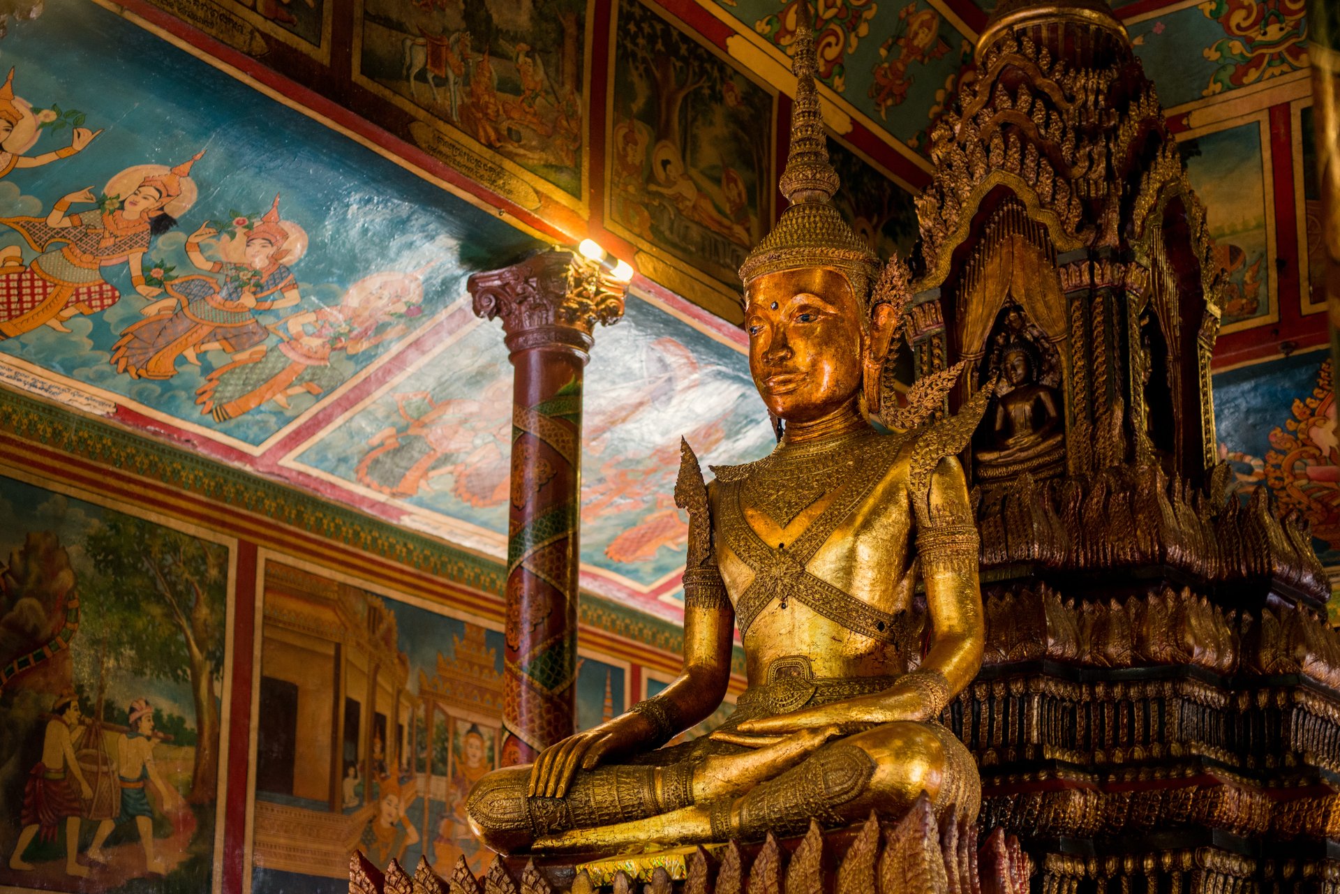 Statue de Bouddha à l'intérieur de la pagode Wat Phnom, Cambodge