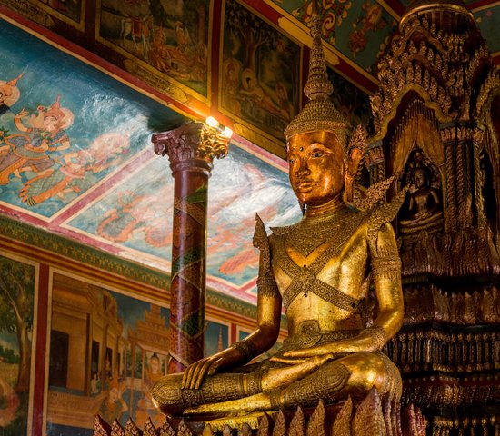 Statue de Bouddha à l'intérieur de la pagode Wat Phnom, Cambodge