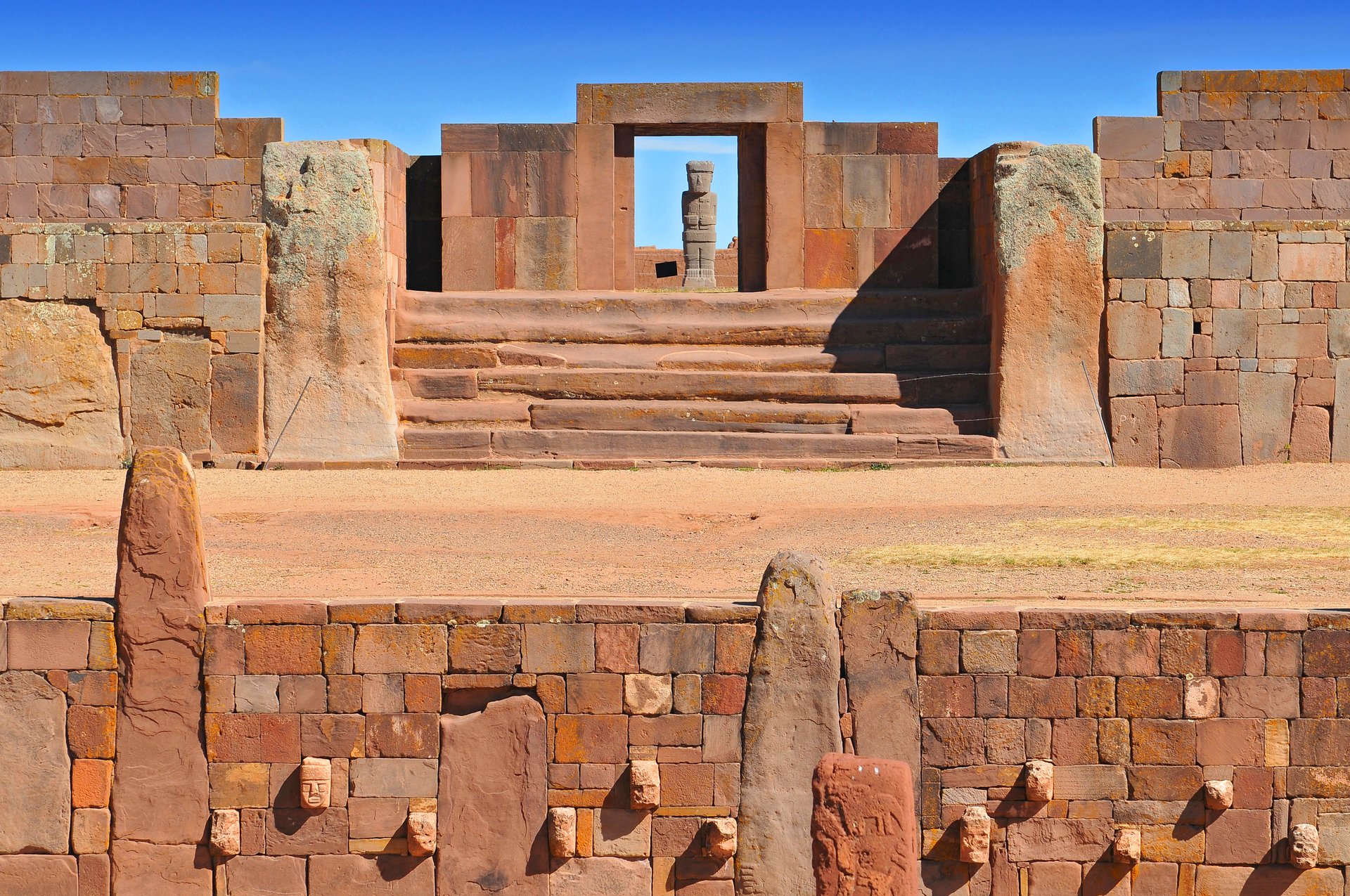 Temple Kalasasaya, un important site archéologique précolombien à Tiwanaku, en Bolivie