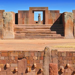 Temple Kalasasaya, un important site archéologique précolombien à Tiwanaku, en Bolivie