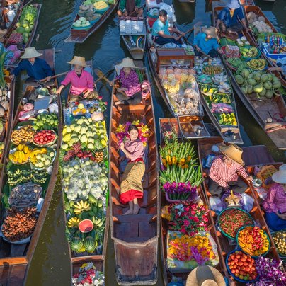 Bateaux flottants a Ratchaburi en Thailande