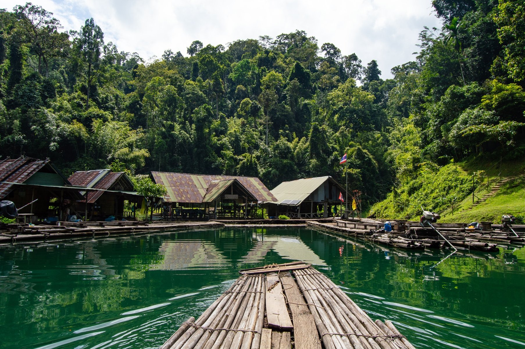 Lac de Cheow Lan à Khao Sok en Thailande