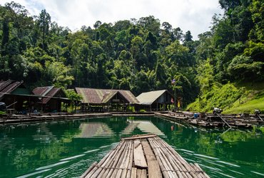 Lac de Cheow Lan à Khao Sok en Thailande