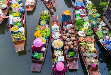 Marché flottant à Bangkok en Thailande