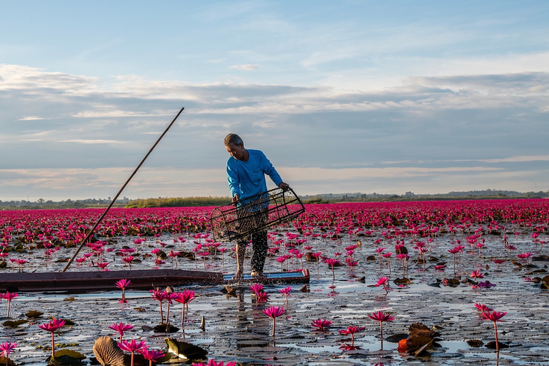 Pecheur sur un lac en Thailande