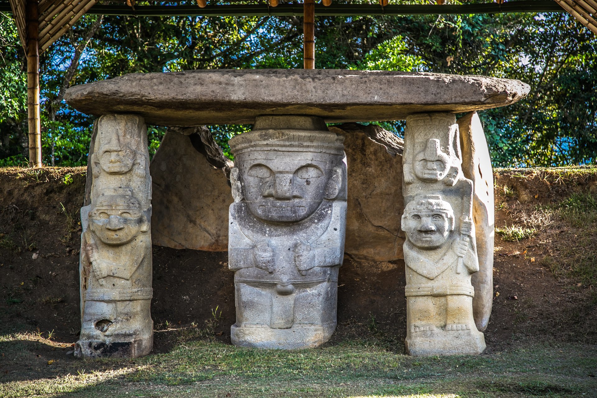 Totems du parc national de san augustin, colombie,