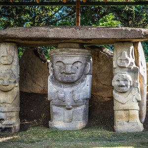 Totems du parc national de san augustin, colombie,