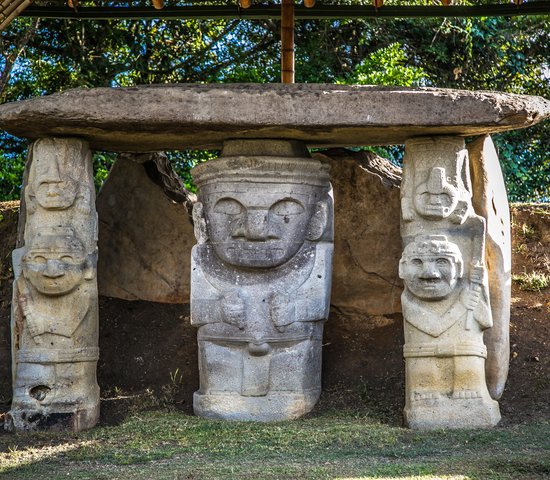 Totems du parc national de san augustin, colombie,