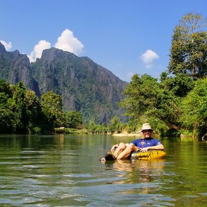 Tubing  sur la rivière de Nam Song, Laos