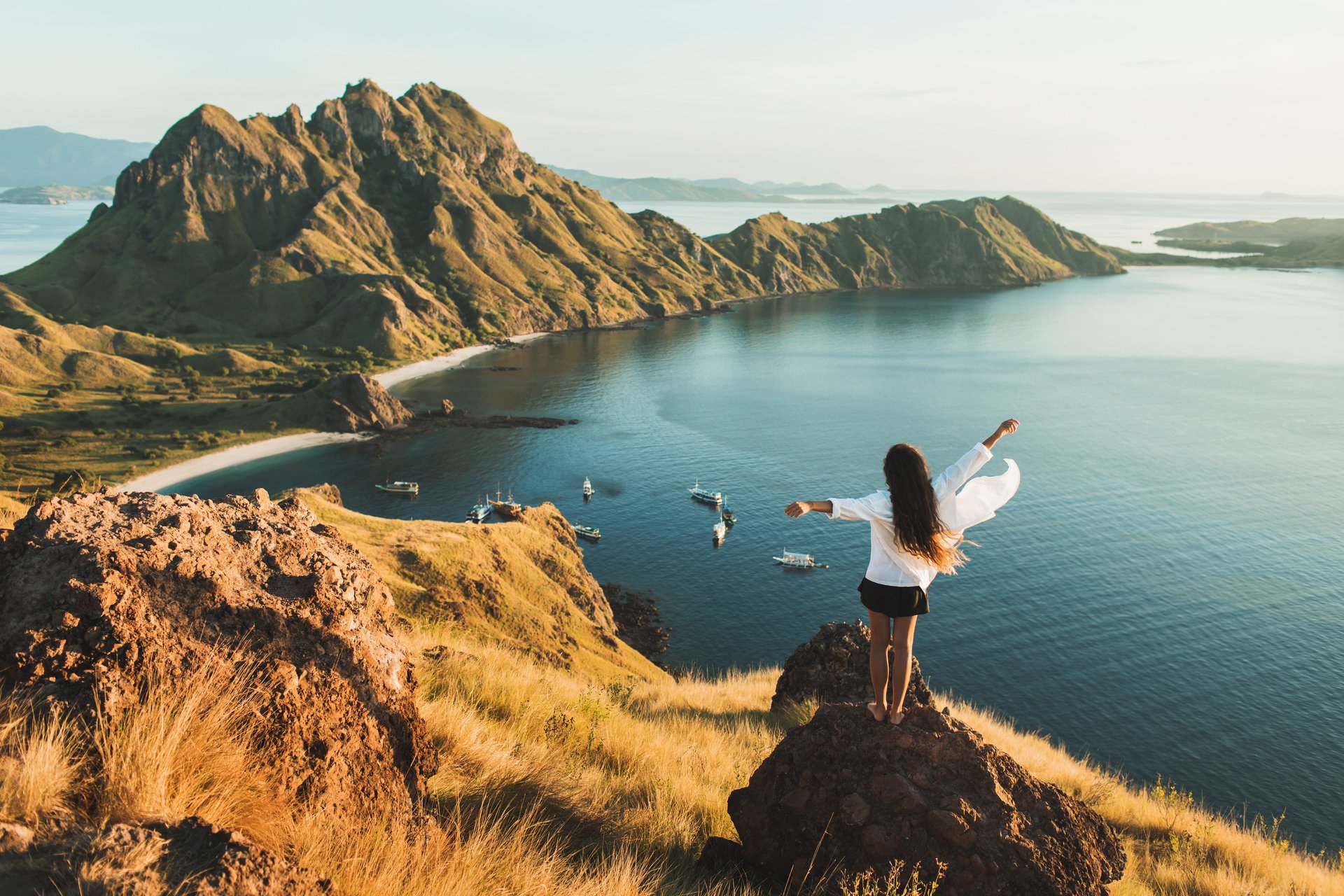 Une femme avec une vue imprenable sur l'île de Padar dans le parc national de Komodo, en Indonésie
