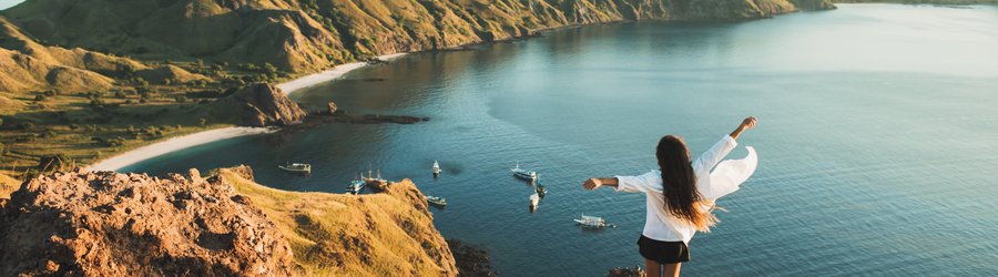 Une femme avec une vue imprenable sur l'île de Padar dans le parc national de Komodo, en Indonésie