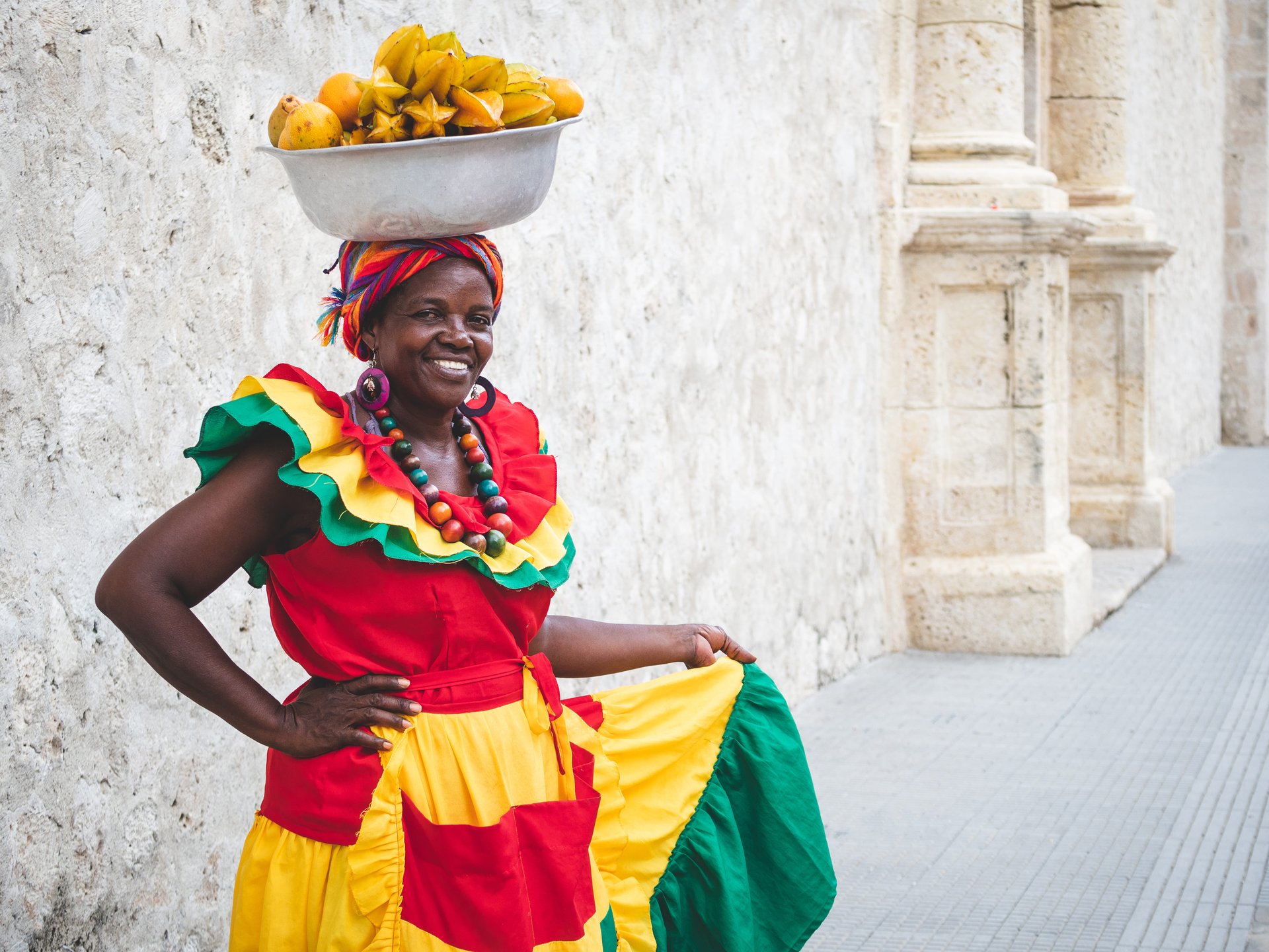 Vendeur traditionnel de rue de fruits frais alias Palenquera dans la vieille ville de Cartagena à Cartagena de Indias, région de la côte des Caraïbes, Colombie