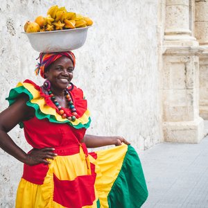 Vendeur traditionnel de rue de fruits frais alias Palenquera dans la vieille ville de Cartagena à Cartagena de Indias, région de la côte des Caraïbes, Colombie