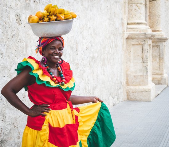 Vendeur traditionnel de rue de fruits frais alias Palenquera dans la vieille ville de Cartagena à Cartagena de Indias, région de la côte des Caraïbes, Colombie