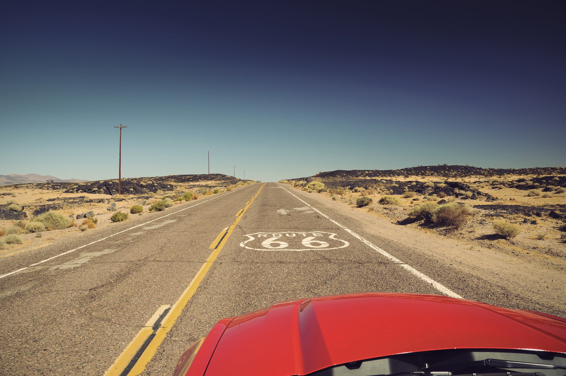 Voiture rouge sur Route 66 en Californie, USA