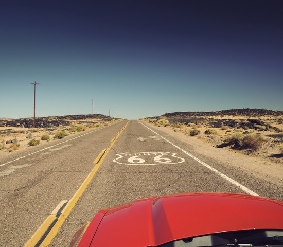 Voiture rouge sur Route 66 en Californie, USA