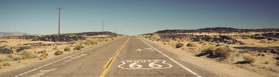 Voiture rouge sur Route 66 en Californie, USA