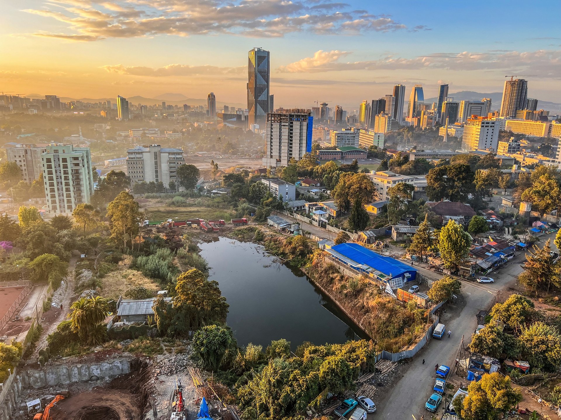 Vue d'ensemble aérienne de la ville d'Addis Abeba, la capitale de l'Ethiopie, montrant des immeubles et des constructions flambant neufs au premier plan, le centre ville et les banlieues, Ethiopie