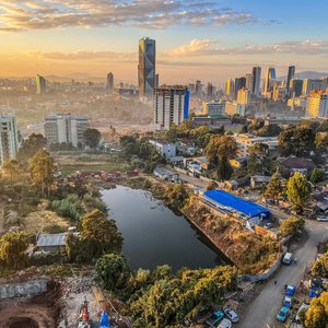 Vue d'ensemble aérienne de la ville d'Addis Abeba, la capitale de l'Ethiopie, montrant des immeubles et des constructions flambant neufs au premier plan, le centre ville et les banlieues, Ethiopie