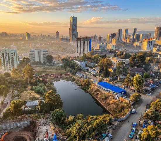 Vue d'ensemble aérienne de la ville d'Addis Abeba, la capitale de l'Ethiopie, montrant des immeubles et des constructions flambant neufs au premier plan, le centre ville et les banlieues, Ethiopie