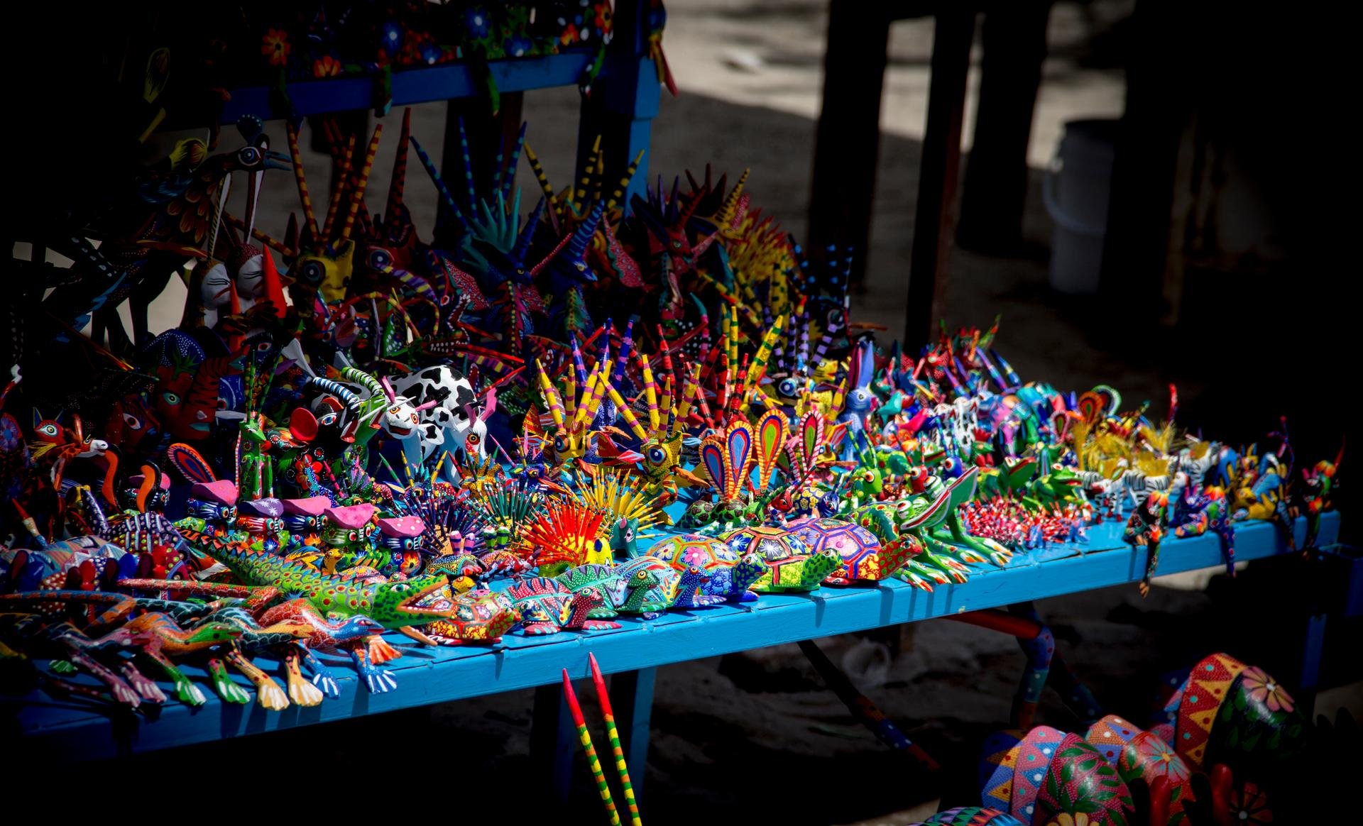 Alebrijes sur le marché au Mexique