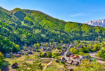 alpes japonaises village de Shirakawago vue aérienne