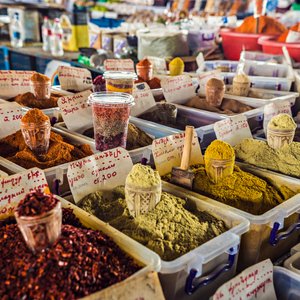 Tas d'épices exposées dans un marché à Erevan, Arménie