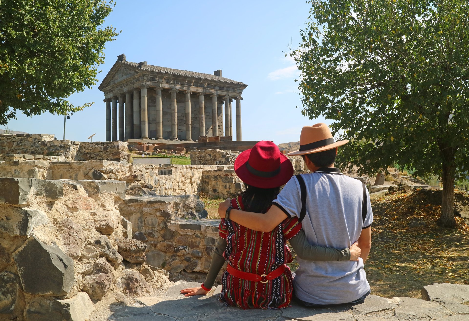 Couple devant le temple de Garni, Arménie