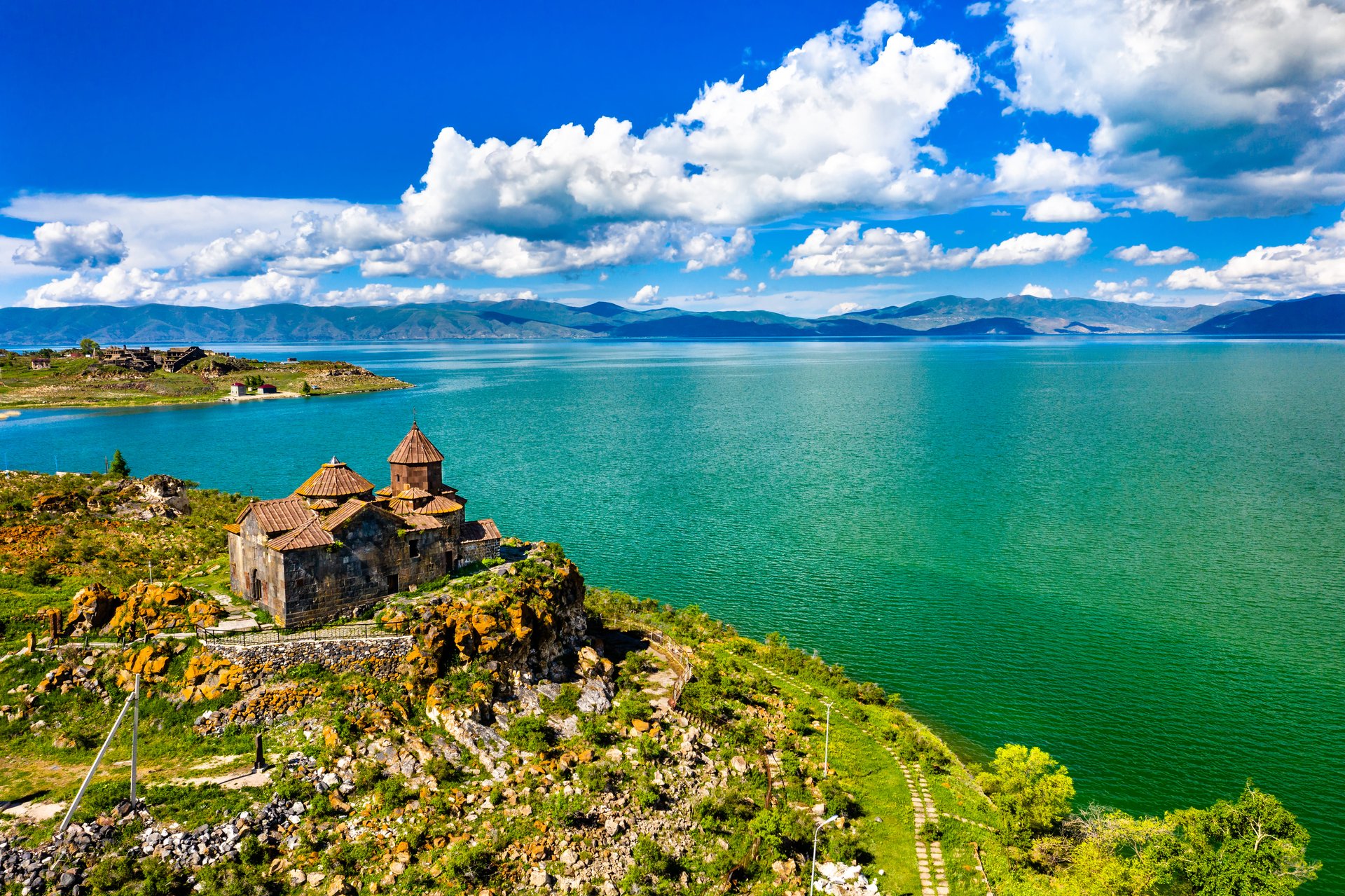 Vue aérienne du monastère Hayravank sur les rives du lac Sevan en Arménie