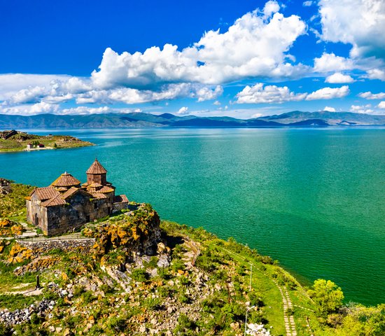 Vue aérienne du monastère Hayravank sur les rives du lac Sevan en Arménie