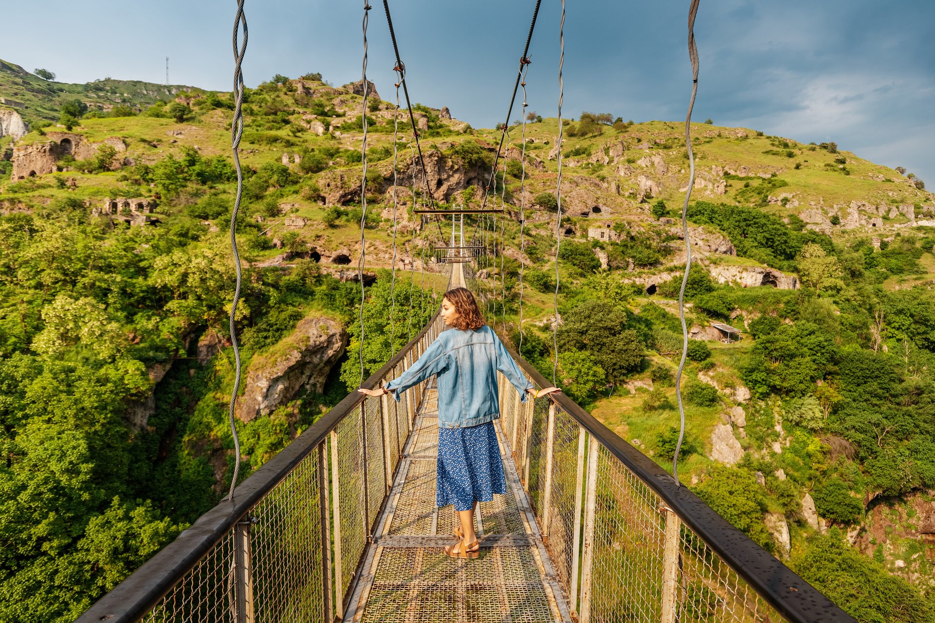 Femme sur le pont suspendu de Khndzoresk, Arménie