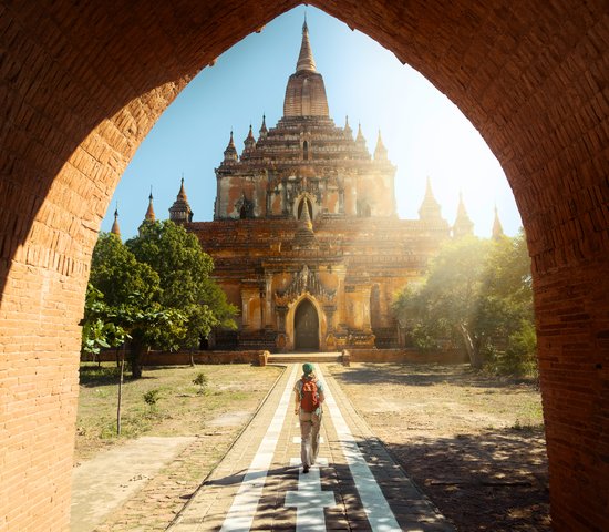 Randonneur marchant le long de la route jusqu'au temple Htilominlo à Bagan, Birmanie, Myanmar