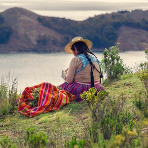 Femme bolivienne en haut d'une colline