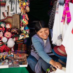 Femme latine travaillant dans un magasin de souvenirs, Bolivie